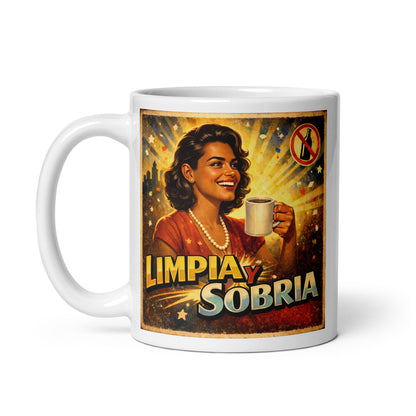 Feliz y alegre Diseño retro en español para taza de café con mujer sonriente sosteniendo una taza caliente y texto “Limpia y Sobria”, inspirado en la recuperación y una vida positiva sin alcohol.