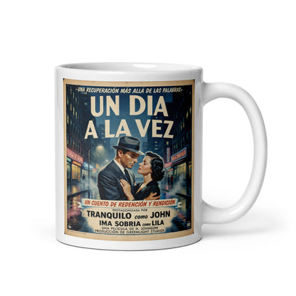 Misteriosa e intrigante Diseño retro de póster cinematográfico en español para taza de café con pareja elegante abrazándose en una calle nocturna y texto “Un Día a la Vez”, inspirado en películas clásicas sobre recuperación y sobriedad.