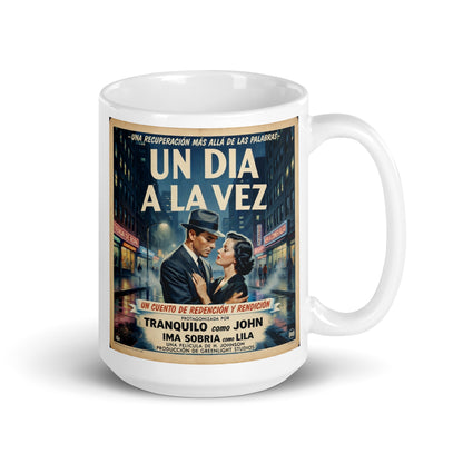 Attractive and striking Diseño retro de póster cinematográfico en español para taza de café con pareja elegante abrazándose en una calle nocturna y texto “Un Día a la Vez”, inspirado en películas clásicas sobre recuperación y sobriedad.