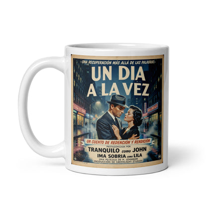 Colorido y animado Diseño retro de póster cinematográfico en español para taza de café con pareja elegante abrazándose en una calle nocturna y texto “Un Día a la Vez”, inspirado en películas clásicas sobre recuperación y sobriedad.
