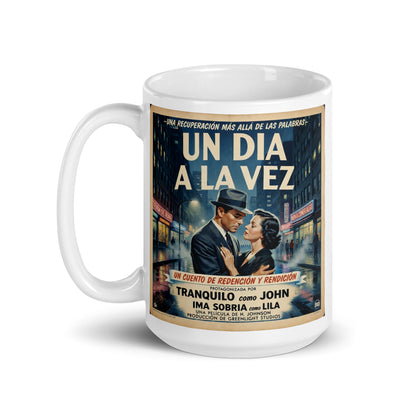 Diseño retro de póster cinematográfico en español para taza de café con pareja elegante abrazándose en una calle nocturna y texto “Un Día a la Vez”, inspirado en películas clásicas sobre recuperación y sobriedad.