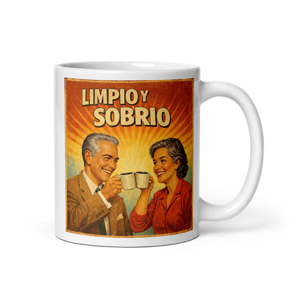 Diseño retro en español para taza de café con pareja madura brindando con café y texto “Limpio y Sobrio”, inspirado en la recuperación, felicidad y vida libre de alcohol.