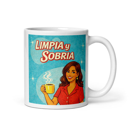 Diseño retro en español para taza de café con mujer sonriente sosteniendo una taza caliente y texto “Limpia y Sobria”, inspirado en anuncios vintage clásicos sobre recuperación y vida sobria.