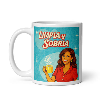 Feliz y alegre Diseño retro en español para taza de café con mujer sonriente sosteniendo una taza caliente y texto “Limpia y Sobria”, inspirado en anuncios vintage clásicos sobre recuperación y vida sobria.