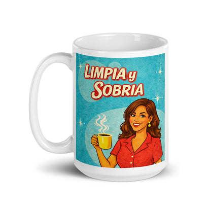 Hermosa y convincente Diseño retro en español para taza de café con mujer sonriente sosteniendo una taza caliente y texto “Limpia y Sobria”, inspirado en anuncios vintage clásicos sobre recuperación y vida sobria.
