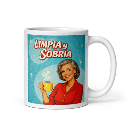Hermosa y convincente Diseño retro en español para taza de café con mujer elegante sosteniendo una taza y texto “Limpia y Sobria”, inspirado en ilustraciones vintage de recuperación y vida sobria.