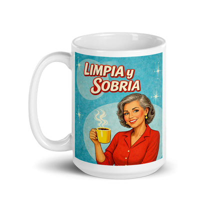 Diseño retro en español para taza de café con mujer elegante sosteniendo una taza y texto “Limpia y Sobria”, inspirado en ilustraciones vintage de recuperación y vida sobria.