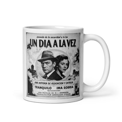 Diseño retro en blanco y negro para taza de café con estilo de cartel de cine noir en español, texto “Un Día a la Vez” y temática de recuperación, redención y vida sobria.