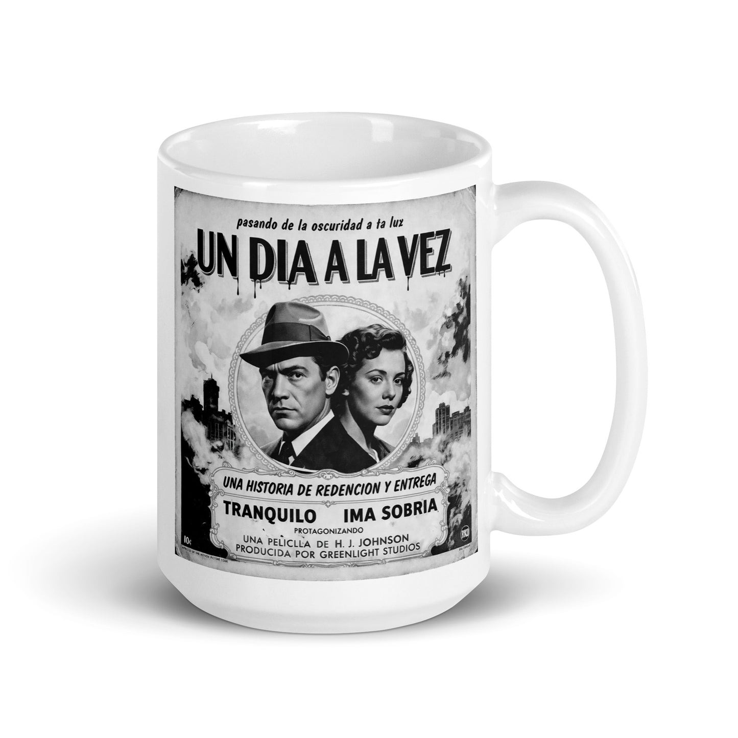Misteriosa e intrigante Diseño retro en blanco y negro para taza de café con estilo de cartel de cine noir en español, texto “Un Día a la Vez” y temática de recuperación, redención y vida sobria.