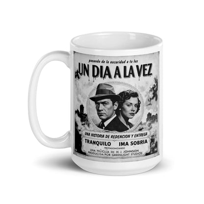 Animado Diseño retro en blanco y negro para taza de café con estilo de cartel de cine noir en español, texto “Un Día a la Vez” y temática de recuperación, redención y vida sobria.