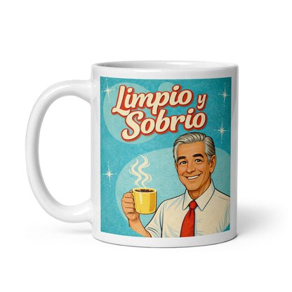 Feliz y alegre Diseño retro en español para taza de café con hombre sonriente sosteniendo una taza y texto “Limpio y Sobrio”, inspirado en la recuperación y una vida positiva sin alcohol.