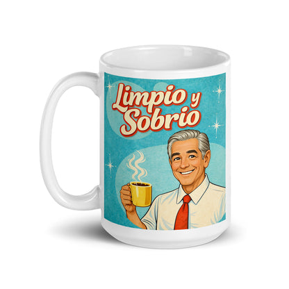 Hermoso y convincente Diseño retro en español para taza de café con hombre sonriente sosteniendo una taza y texto “Limpio y Sobrio”, inspirado en la recuperación y una vida positiva sin alcohol.