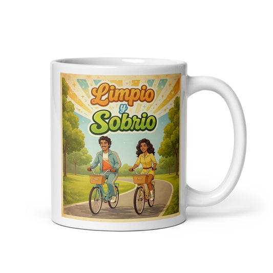 Diseño retro en español para taza de café con pareja feliz andando en bicicleta en un parque y texto “Limpio y Sobrio”, inspirado en la recuperación, vida saludable y sobriedad positiva.