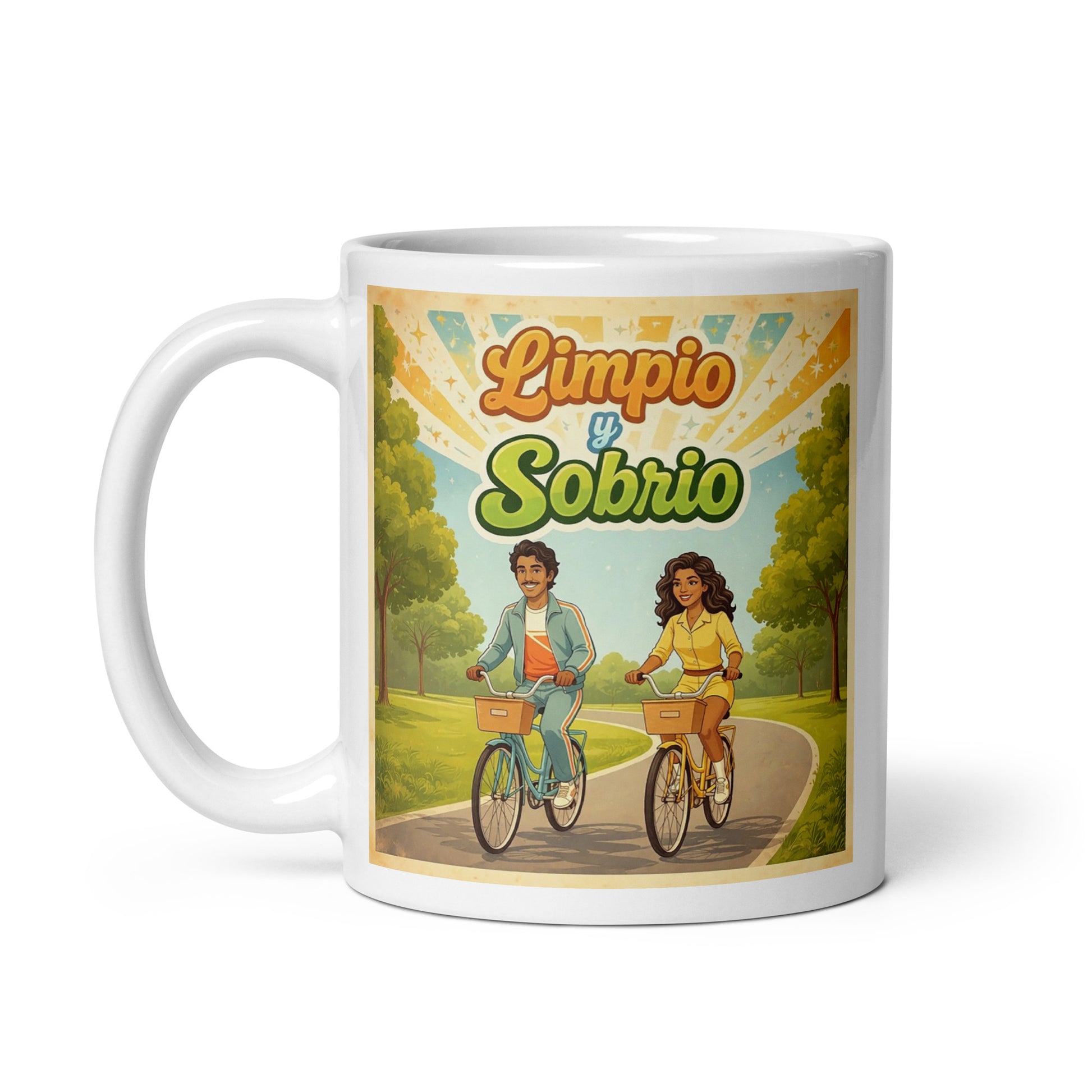 Feliz y alegre Diseño retro en español para taza de café con pareja feliz andando en bicicleta en un parque y texto “Limpio y Sobrio”, inspirado en la recuperación, vida saludable y sobriedad positiva.