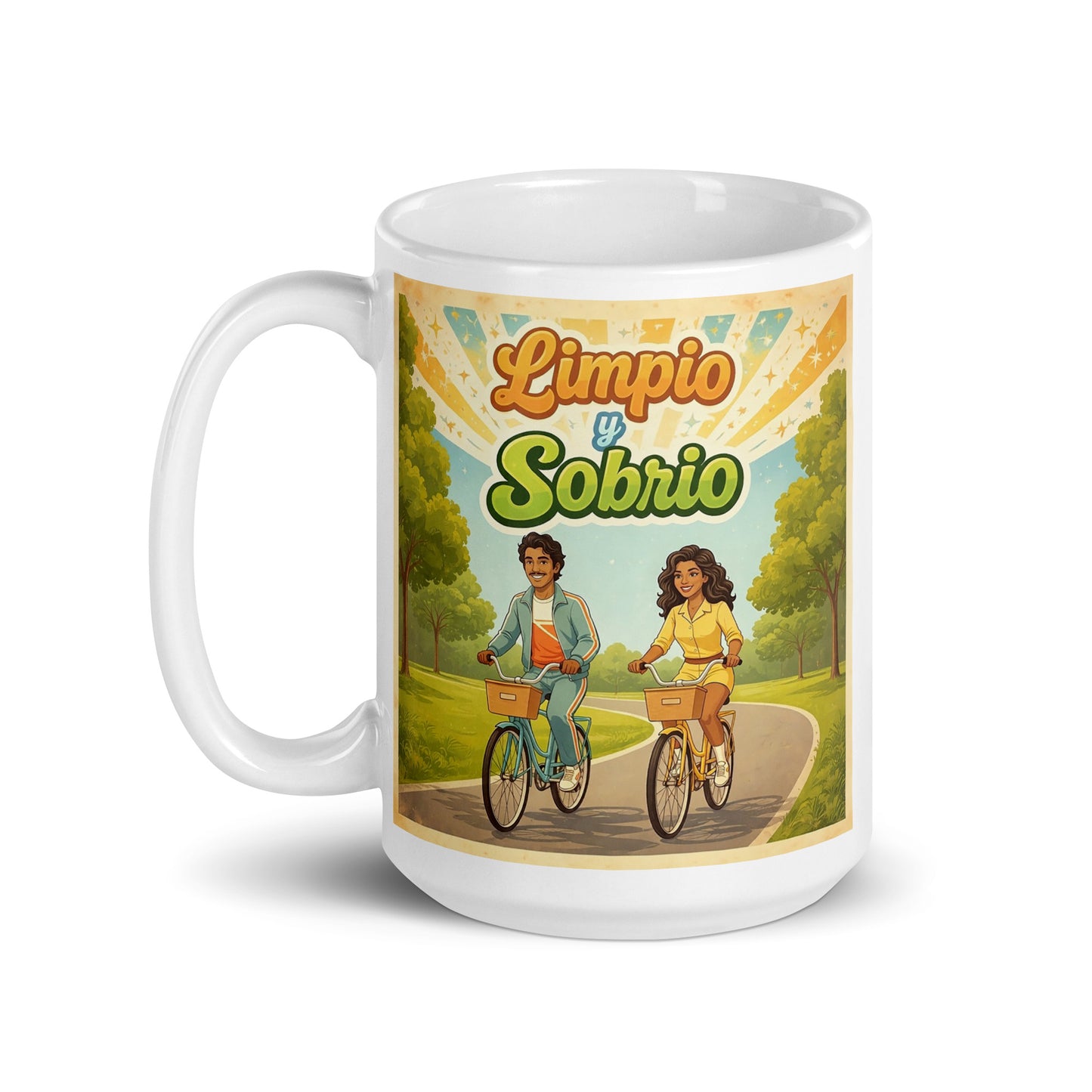 Hermosa y convincente Diseño retro en español para taza de café con pareja feliz andando en bicicleta en un parque y texto “Limpio y Sobrio”, inspirado en la recuperación, vida saludable y sobriedad positiva.