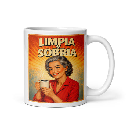 Hermosa y convincente Diseño retro en español para taza de café con mujer sonriente sosteniendo una taza y texto “Limpia y Sobria”, inspirado en la recuperación y una vida positiva sin alcohol.