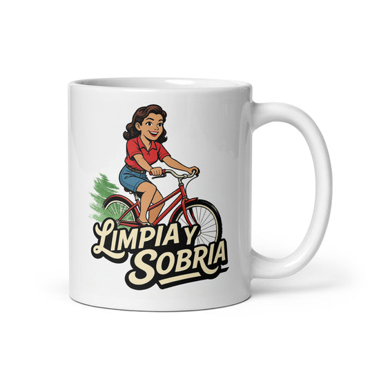 Feliz y alegre Diseño retro en español para taza de café con mujer sonriente andando en bicicleta y texto “Limpia y Sobria”, inspirado en la recuperación, libertad y vida saludable sin alcohol.